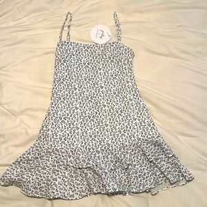 Princess Polly Sunmer Dress. Size 4 with a pretty flower pattern.